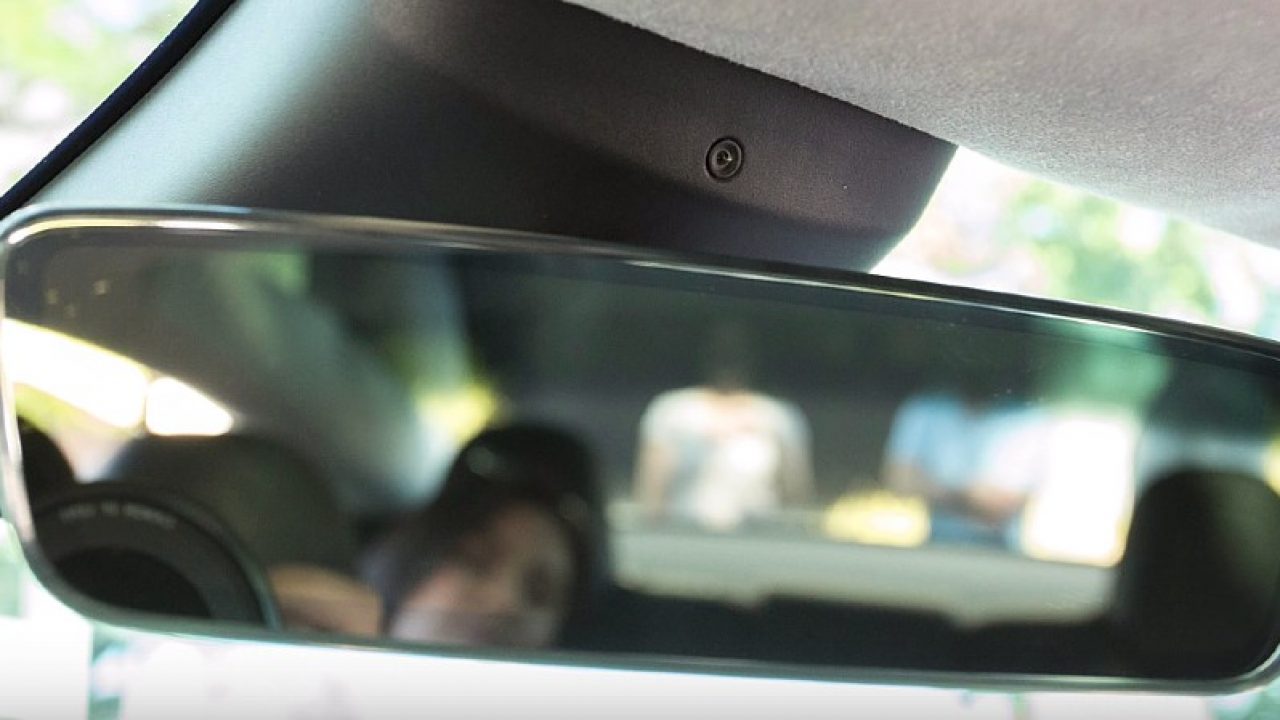 Илон Маск раскрыл предназначение камеры над зеркалом заднего вида в Tesla Model 3 - 1