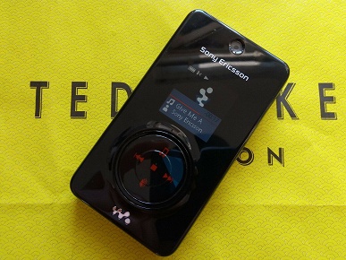 Прототип отменённого мобильного телефона Sony Ericsson W707 с тремя экранами всплыл на eBay