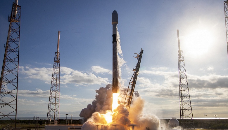 Илон Маск и SpaceX оперативно запустили еще одну ракету Falcon 9 