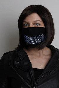 Мода во время коронавируса. Дизайнер одежды представила защитную маску для лица с LED-экраном