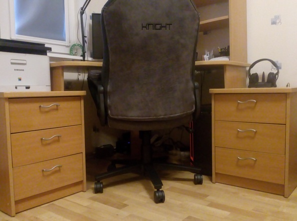 Мебель по бокам от кресла может стать препятствием