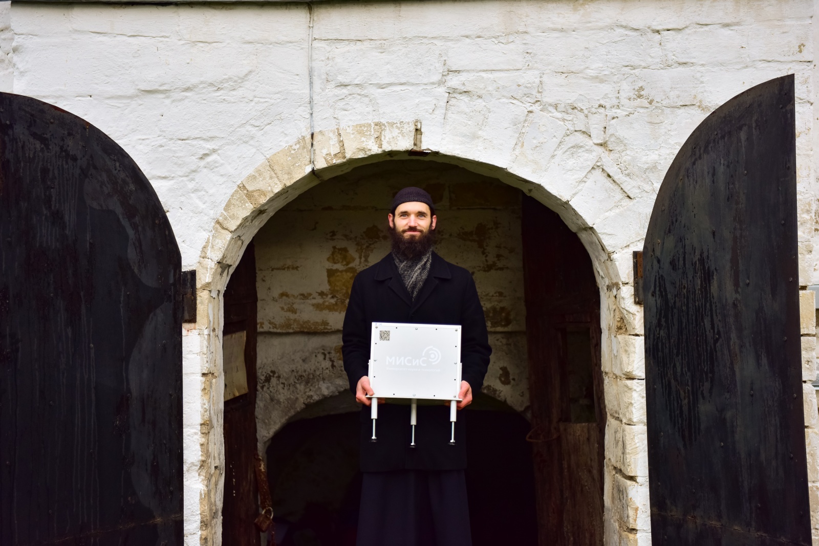 Настоятель Данилова монастыря игумен Пантелеимон  с мюонным детектором у стен храма