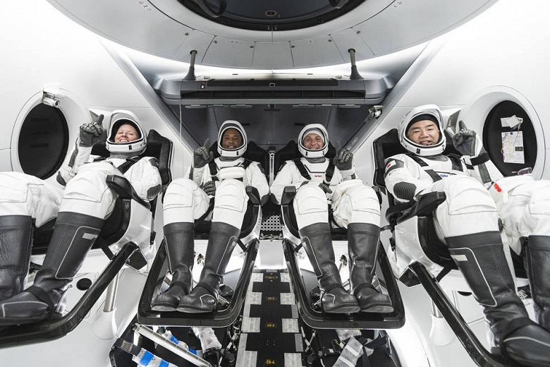 Состоялся первый эксплуатационный полет корабля SpaceX Crew Dragon. Ракета Маска с четырьмя астронавтами вылетела к МКС