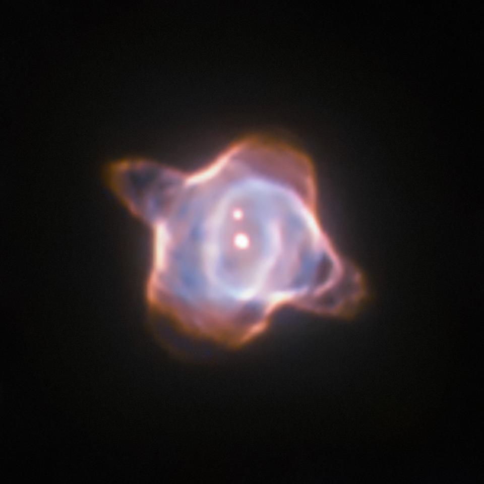 Умирающая звезда гаснет на глазах у телескопа Хаббл - 9