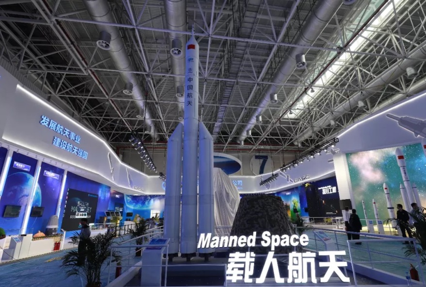 Макет альтернативной китайской промежуточной сверхтяжелой ракеты с тремя корпусами