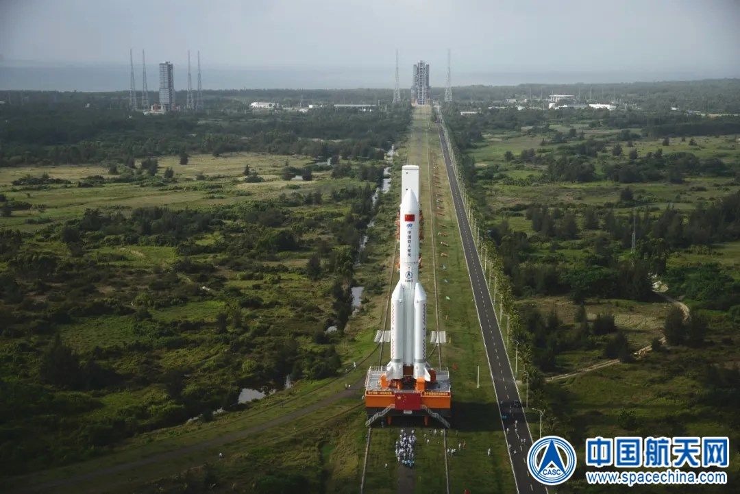 Фотография транспортировки ракеты CZ-5B к стартовому столу космодрома Вэньчан в мае 2020 года