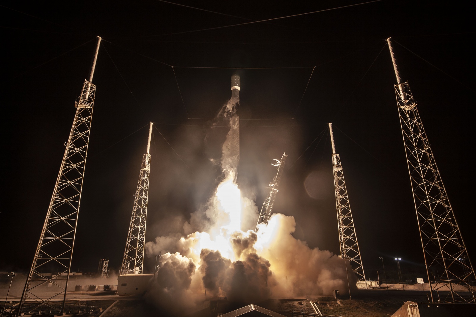 SpaceX удалось запустить ракету с рекордным числом спутников - 1