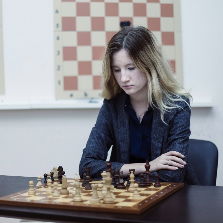 С декабря к нам подключилась Лена Вербова — мастер ФИДЕ и участница сборной Узбекистана по шахматам. Она делает контент для уровня «Эксперт». 