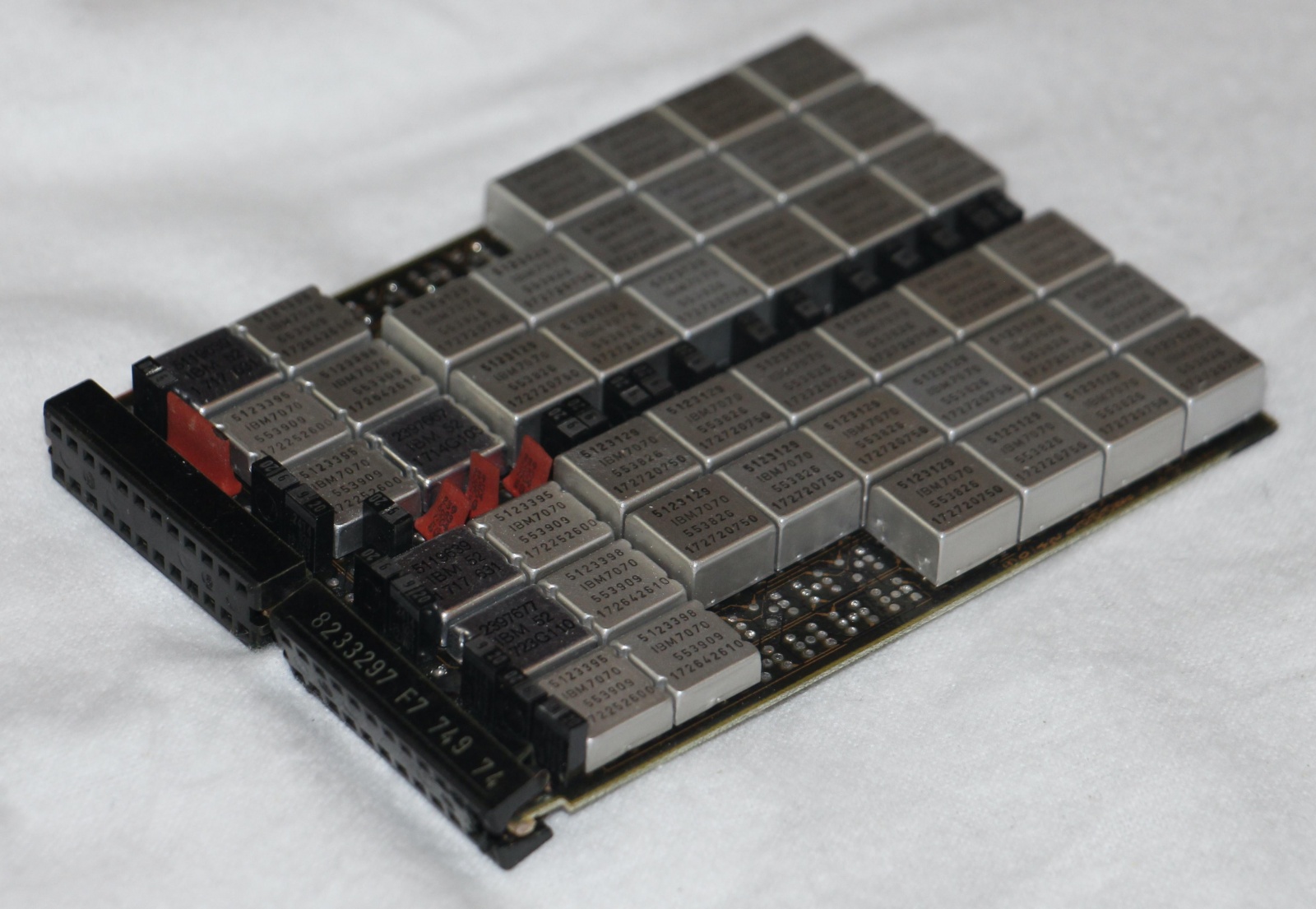 Разбираем пресс-папье от IBM: реверс-инжиниринг чипов памяти из 1970-х - 7
