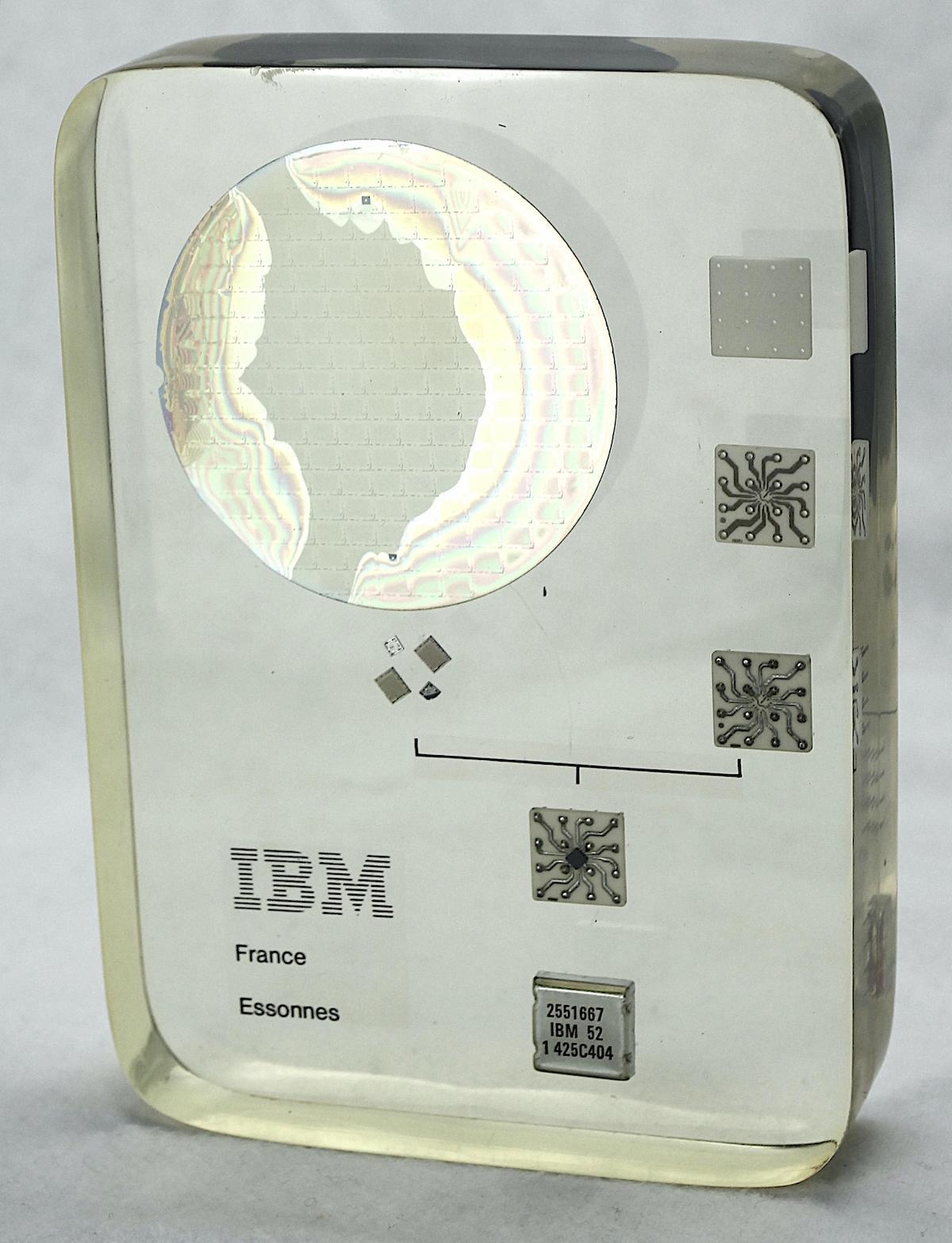 Разбираем пресс-папье от IBM: реверс-инжиниринг чипов памяти из 1970-х - 1