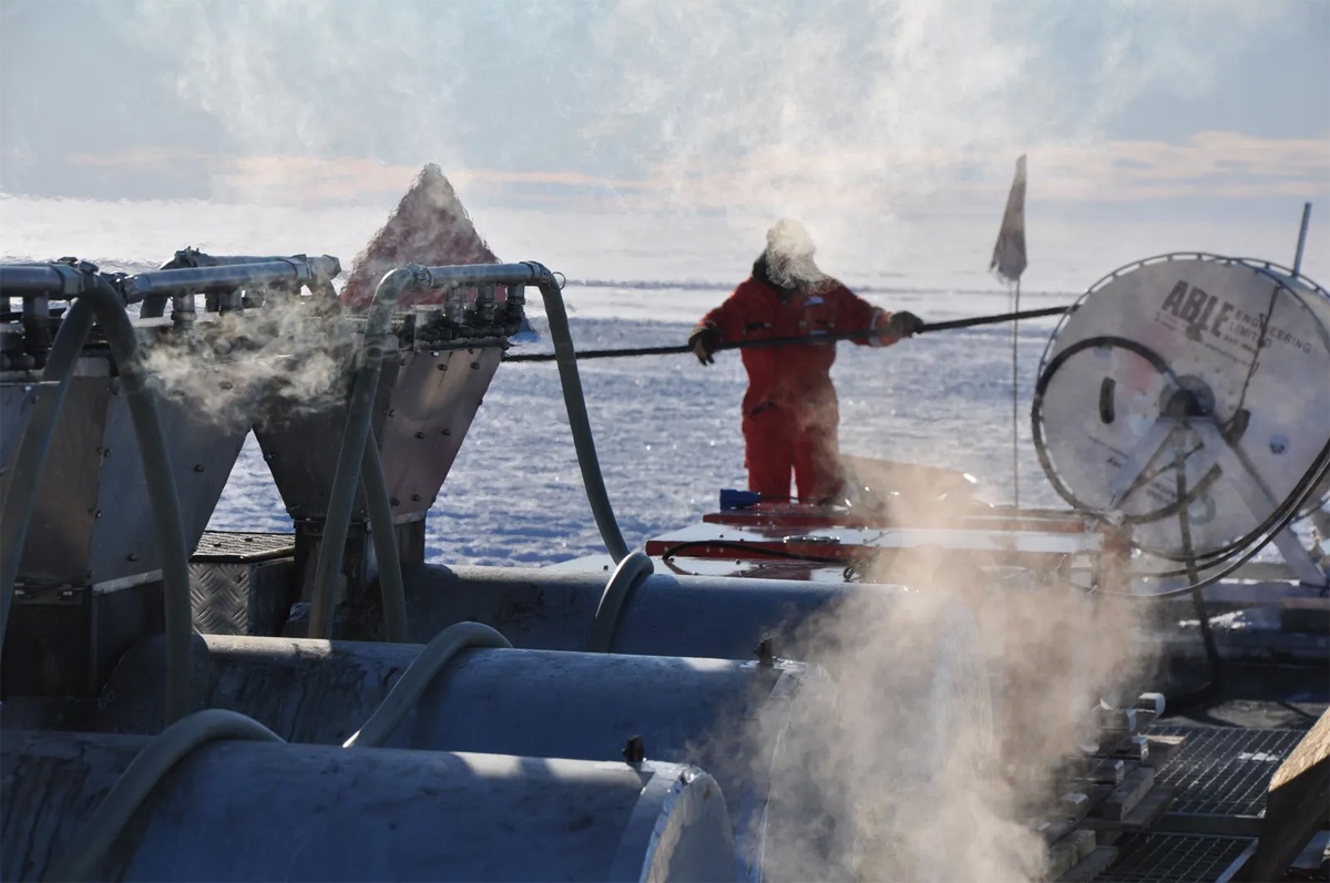 Ученые случайно обнаружили колонию странных существ подо льдом Антарктиды - 3