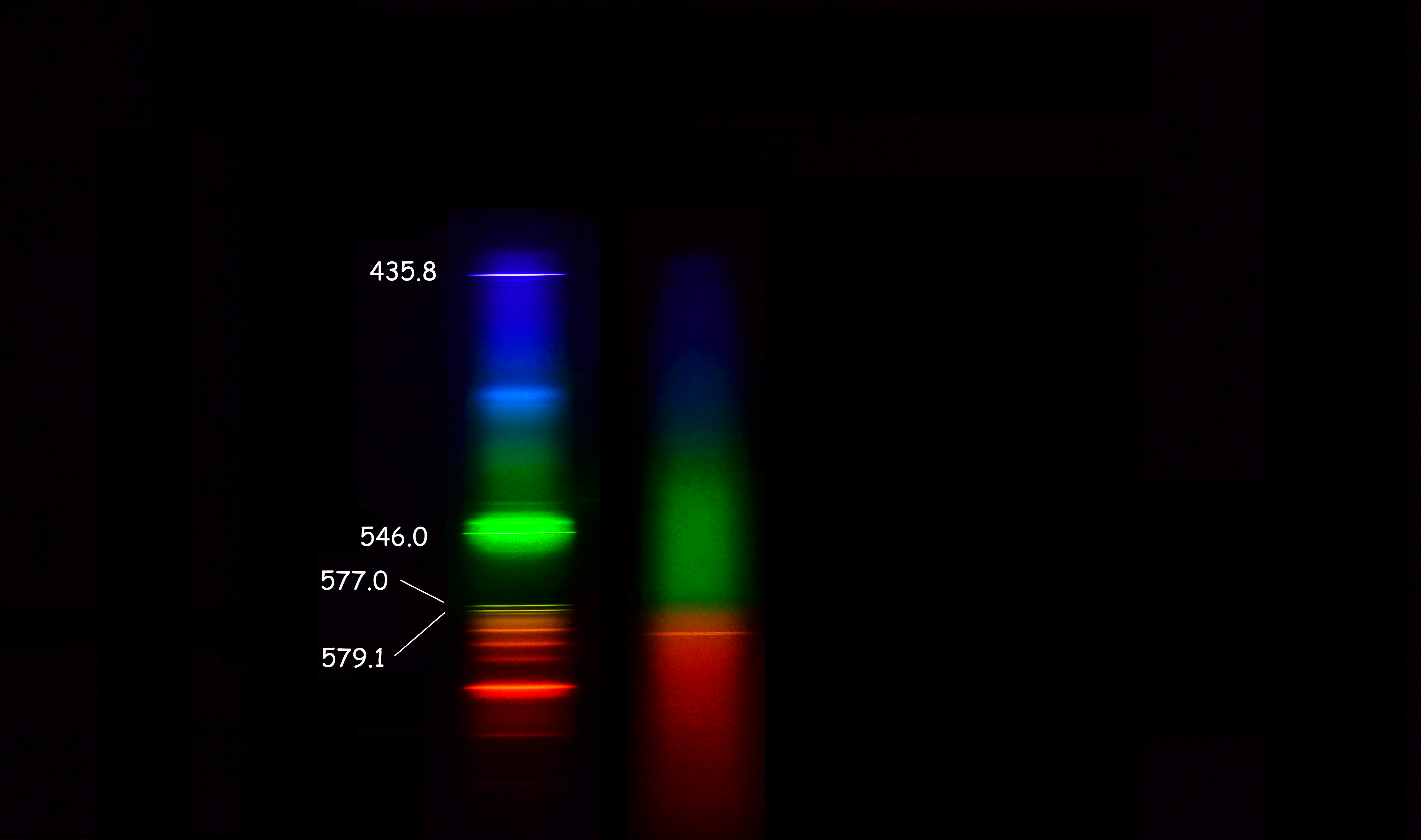 Слева спектр калибровочной лампы. По центру спектр пламени