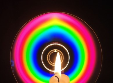 Просто красивый спектр свечи на DVD-R диске
