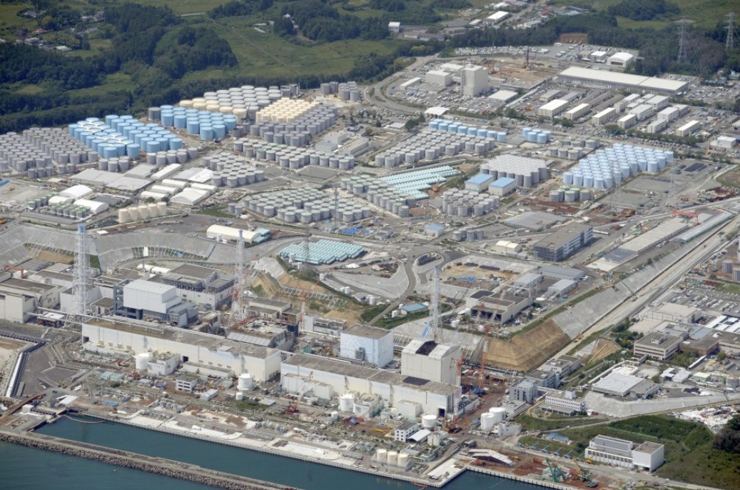 Фото площадки АЭС Фукусима Дайчи, 2015 г. 4 энергоблока внизу, а в середине кадра видны многочисленные баки для хранения загрязненной воды.