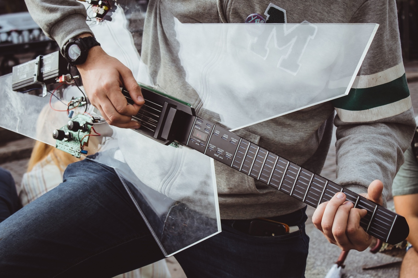От кнопок к струнам: умная гитара для всех - 3