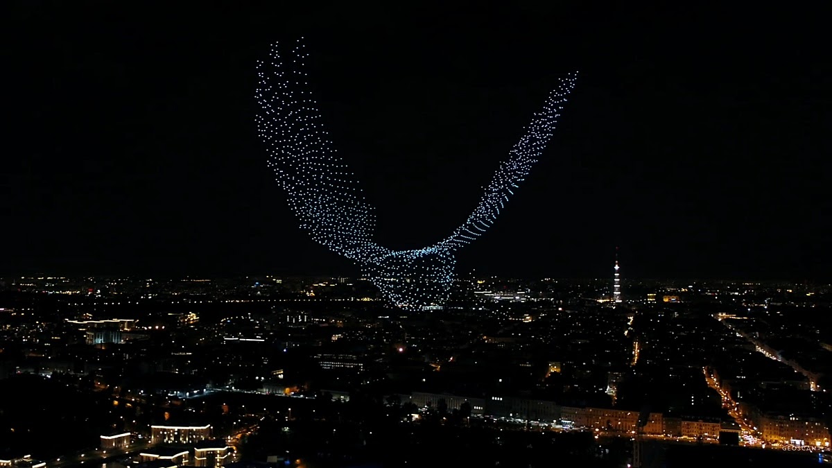 Машущий крыльями голубь мира на рекордном шоу