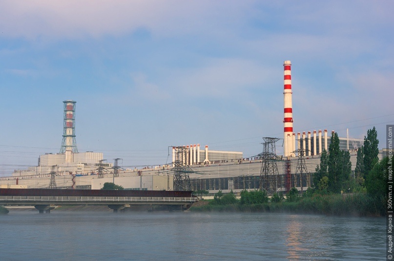 Панорама Курской АЭС, вид со стороны машзала. Видны и два первых блока (ближние, с кучей труб), и третий с четвёртым, размещённые в дубль-блоке (дальние, с большой трубой как на ЧАЭС)