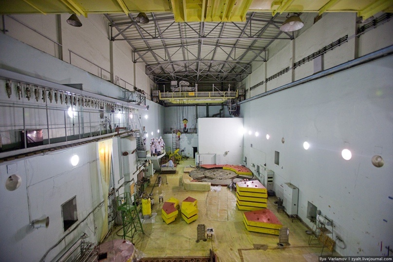 Частично открытый АМ-1 и реакторный зал. Фото Варламова из 2009 года