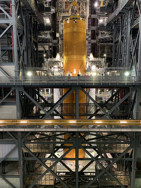 Фотогалерея дня: завершена сборка сверхтяжёлой ракеты NASA для отправки людей на Луну