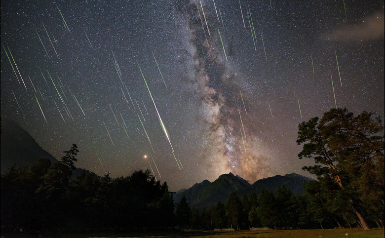 До 110 метеоров в час: сегодня ночью в России можно наблюдать пик Персеид — самого яркого звездопада лета