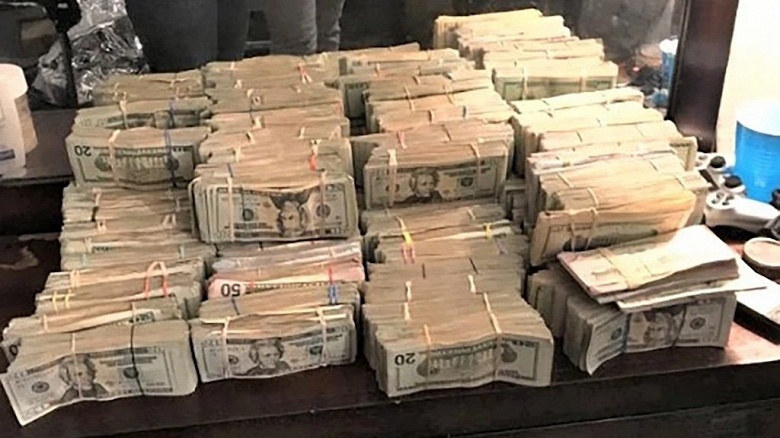 У наркоторговца забрали полмиллиона долларов, выследив его с помощью Apple Watch. Грабители позировали на фоне стопок денег