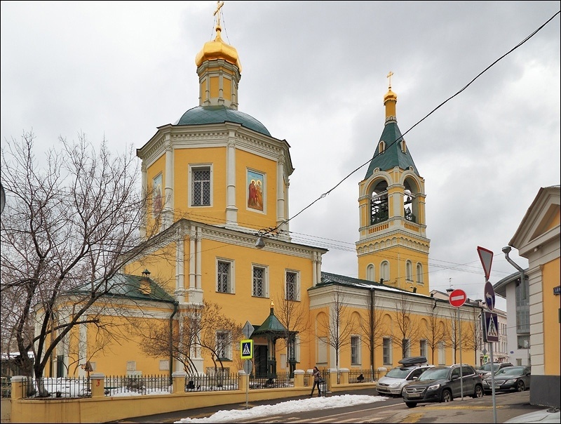 Церковь Ильи Обыденного в Москве, каменный храм был возведён на месте деревянного, возведённого за один день во исполнение обета для избавления от засухи.