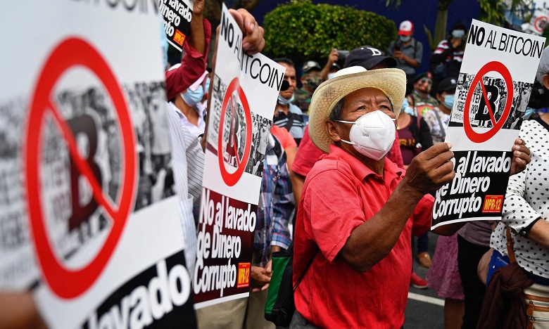 Сотни граждан Сальвадора выступают против легализации биткойна
