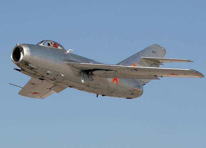 Самолет-истребитель МиГ-15 в небе
