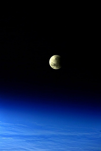 Самое продолжительное частное лунное затмение за последние полтысячи лет — фото и видео с МКС