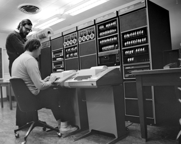 Фиг. 4 Кен Томпсон (сидит) и Деннис Ритчи мучают PDP-11 в Нью-Джерси