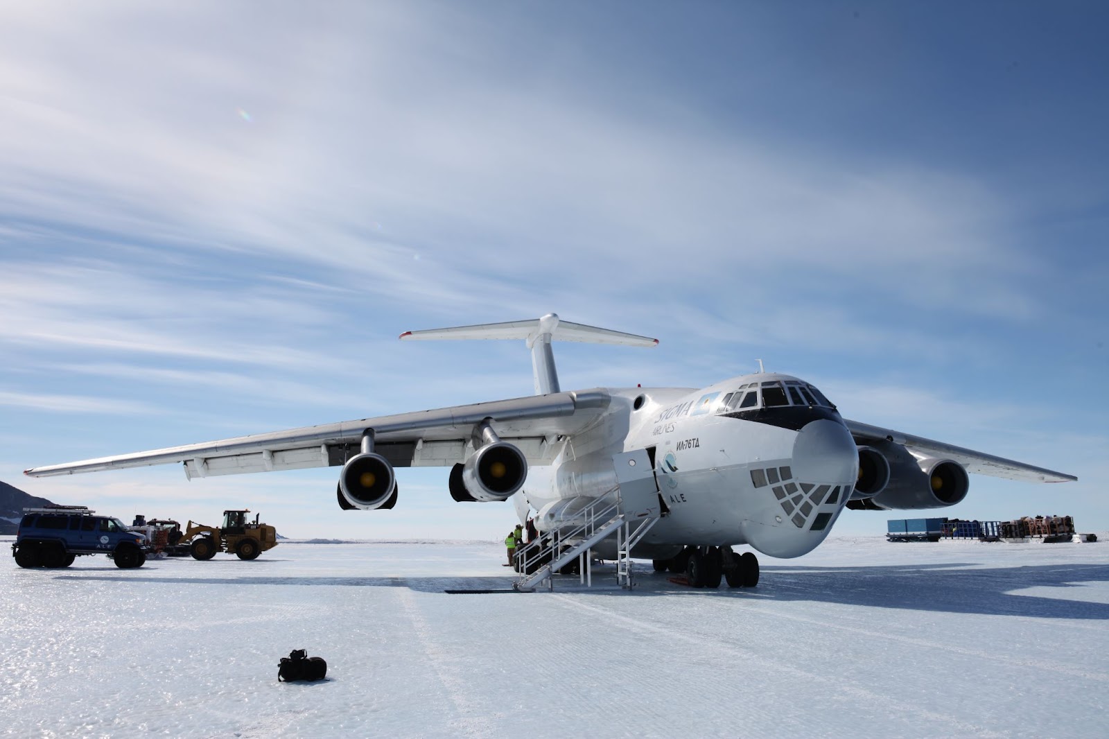 Аэродром на леднике Юнион и самолет ИЛ-76.