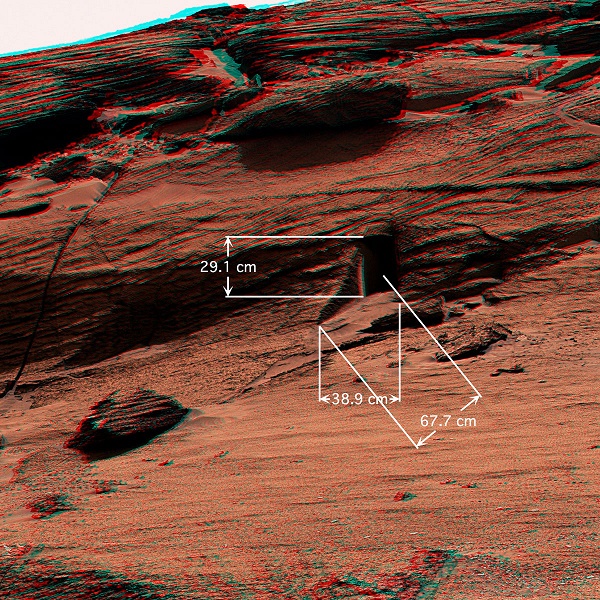 Учёные NASA назвали обнаруженную на фотографиях Марса «дверь в храм» «собачьей дверью». Астрономы объяснили происхождение данного объекта