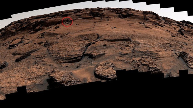 Учёные NASA назвали обнаруженную на фотографиях Марса «дверь в храм» «собачьей дверью». Астрономы объяснили происхождение данного объекта