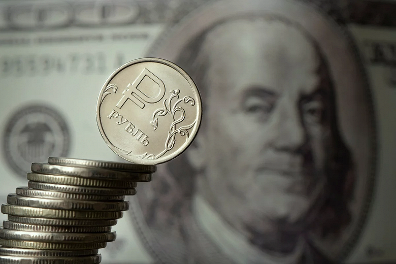 Доллар упал до 53,7 рубля. Что будет дальше? 