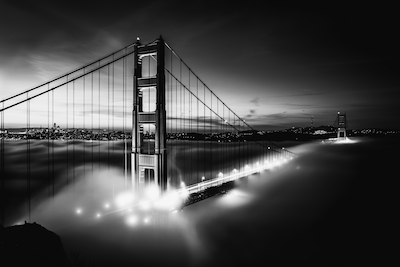 Изображение-пример №1 («тёмное» изображение): чёрно-белая фотография моста «Золотые ворота» в Сан-Франциско, уменьшенная до 400x267 пикселей