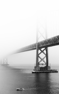 Изображение-пример №2 («светлое» изображение): чёрно-белая фотография моста между Сан-Франциско и Оклендом, уменьшенная до 253x400 пикселей