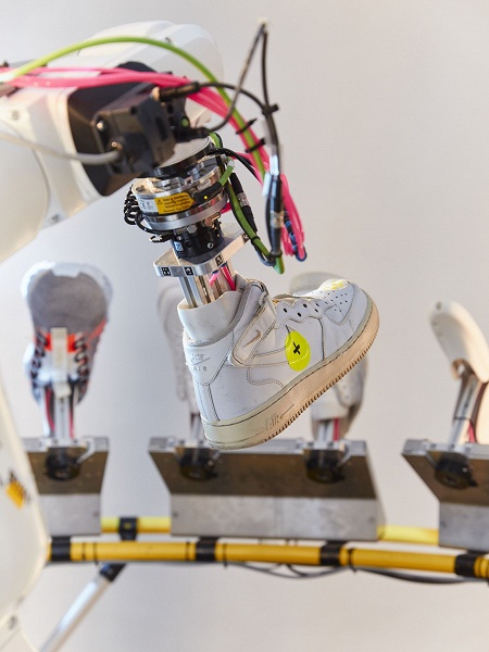 Nike научила робота чистить кроссовки