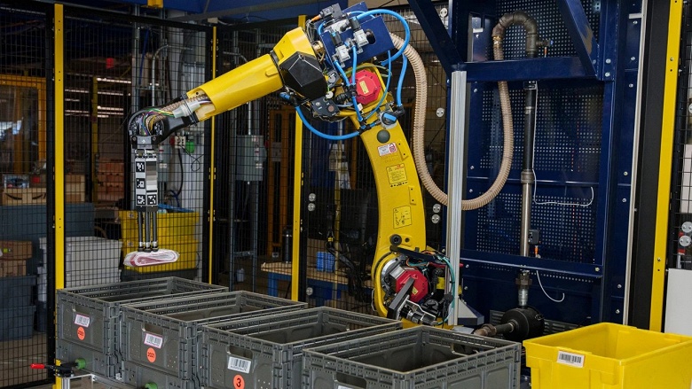 Этот робот умеет распознавать миллионы разных объектов на складах Amazon. Компания представила систему Sparrow 