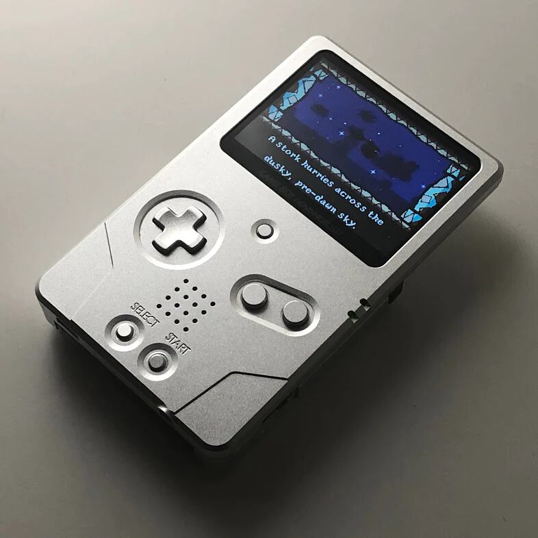 Энтузиастка модифицировала дизайн Game Boy Pocket, добавив в него шарниры - 3