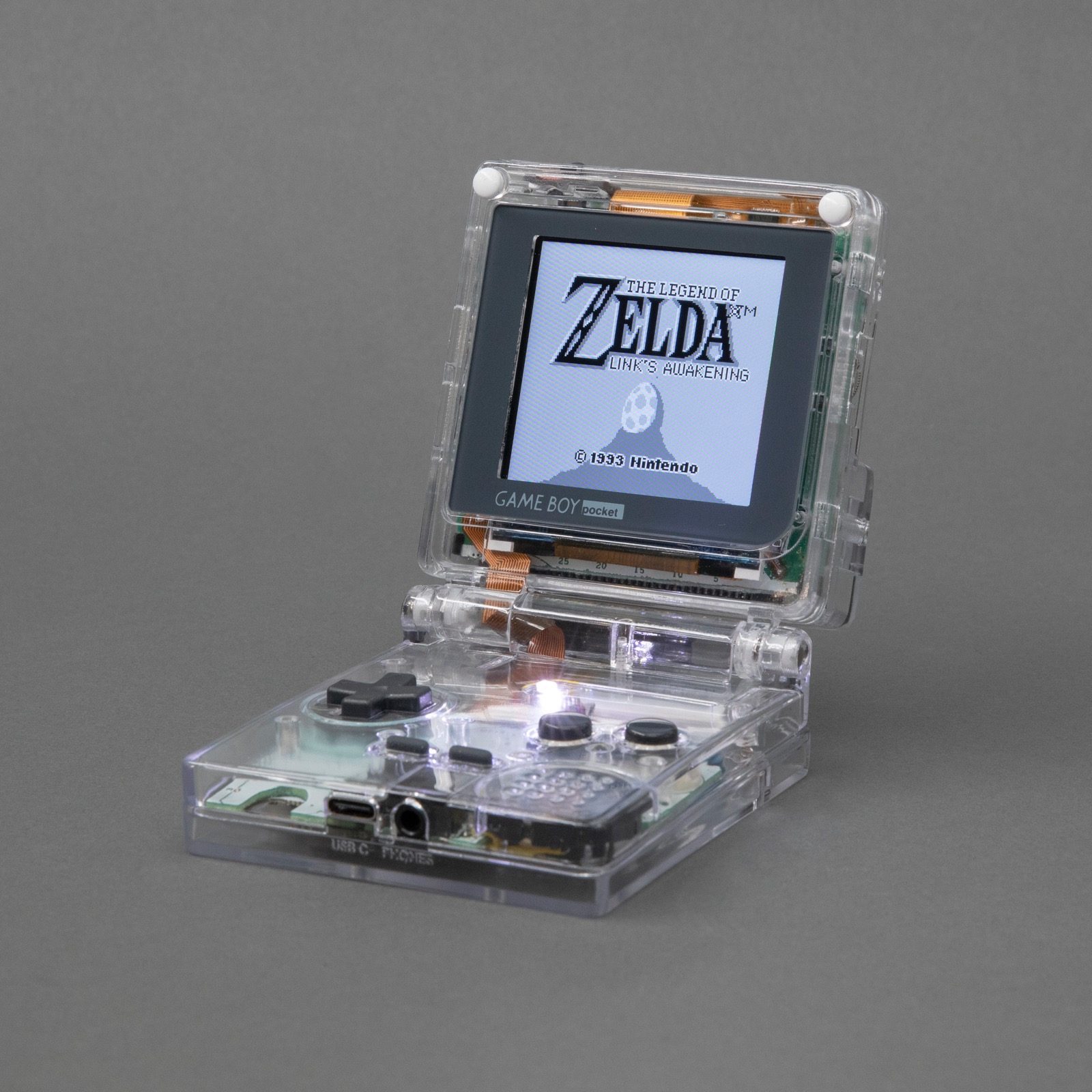 Энтузиастка модифицировала дизайн Game Boy Pocket, добавив в него шарниры - 1