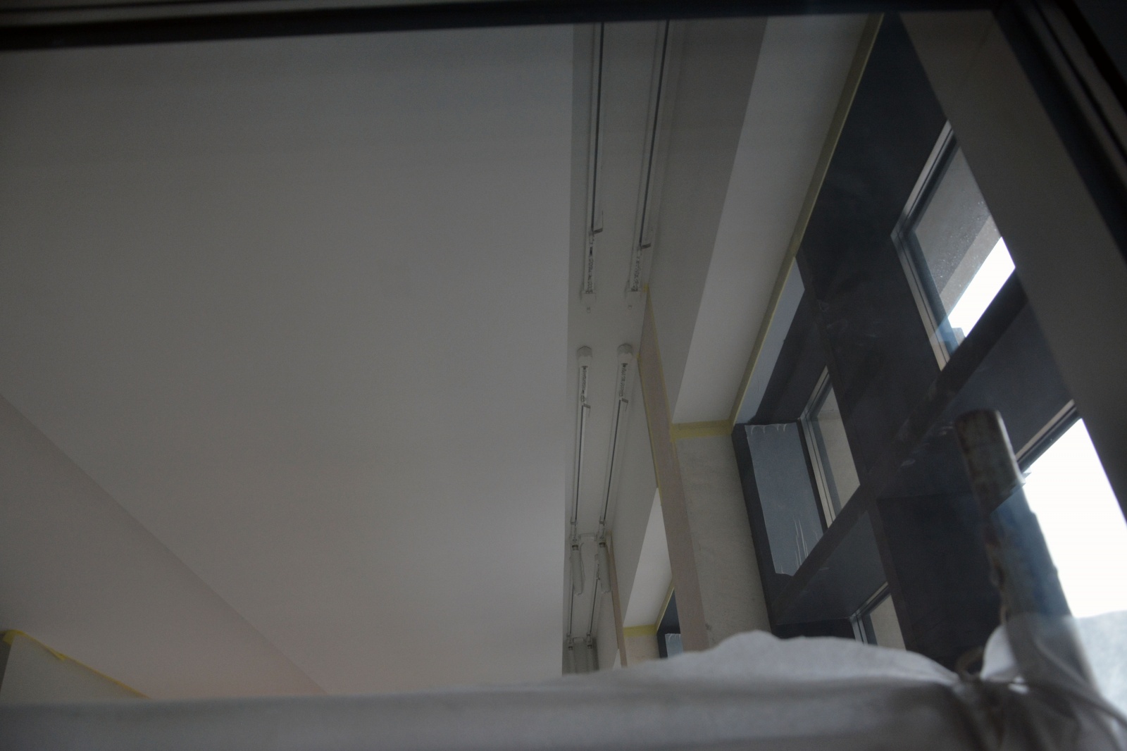 Два уровня раздвижных штор панорамного окна (блэкаут и тюль) с приводами