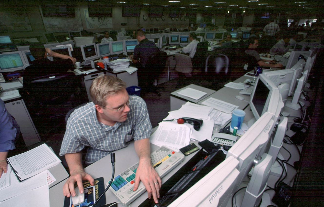 Enron сразу начал показывать, что не прочь вписаться в авантюры. Например, трейдеры Enron (вот эти ребята на фото, ну или их коллеги) решили зашортить нефть на 4 миллиарда. Тогда компания чудом отделалась небольшим убытком, но вектор был задан.