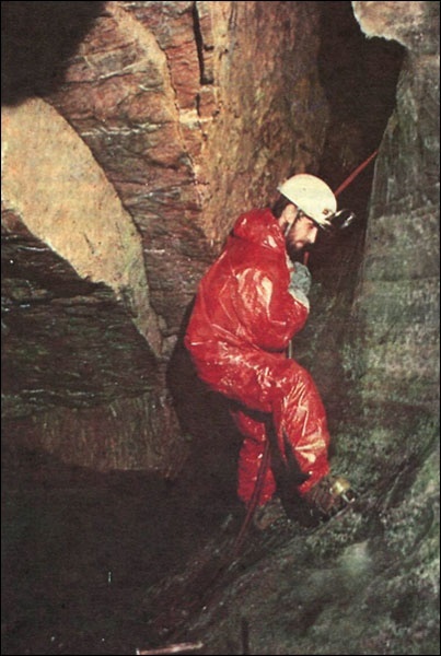 Учёный во время вылазки к границам каменного мешка.