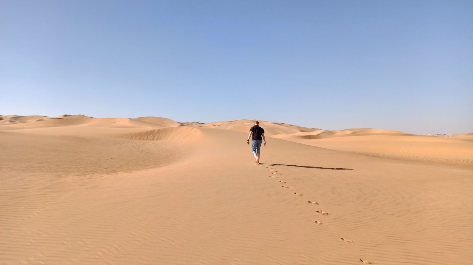 Минус Эмиратов — это страна из песка, бетона и стекла. Здесь не так много интересных природных мест. На фото — один из пустынных пейзажей ОАЭ