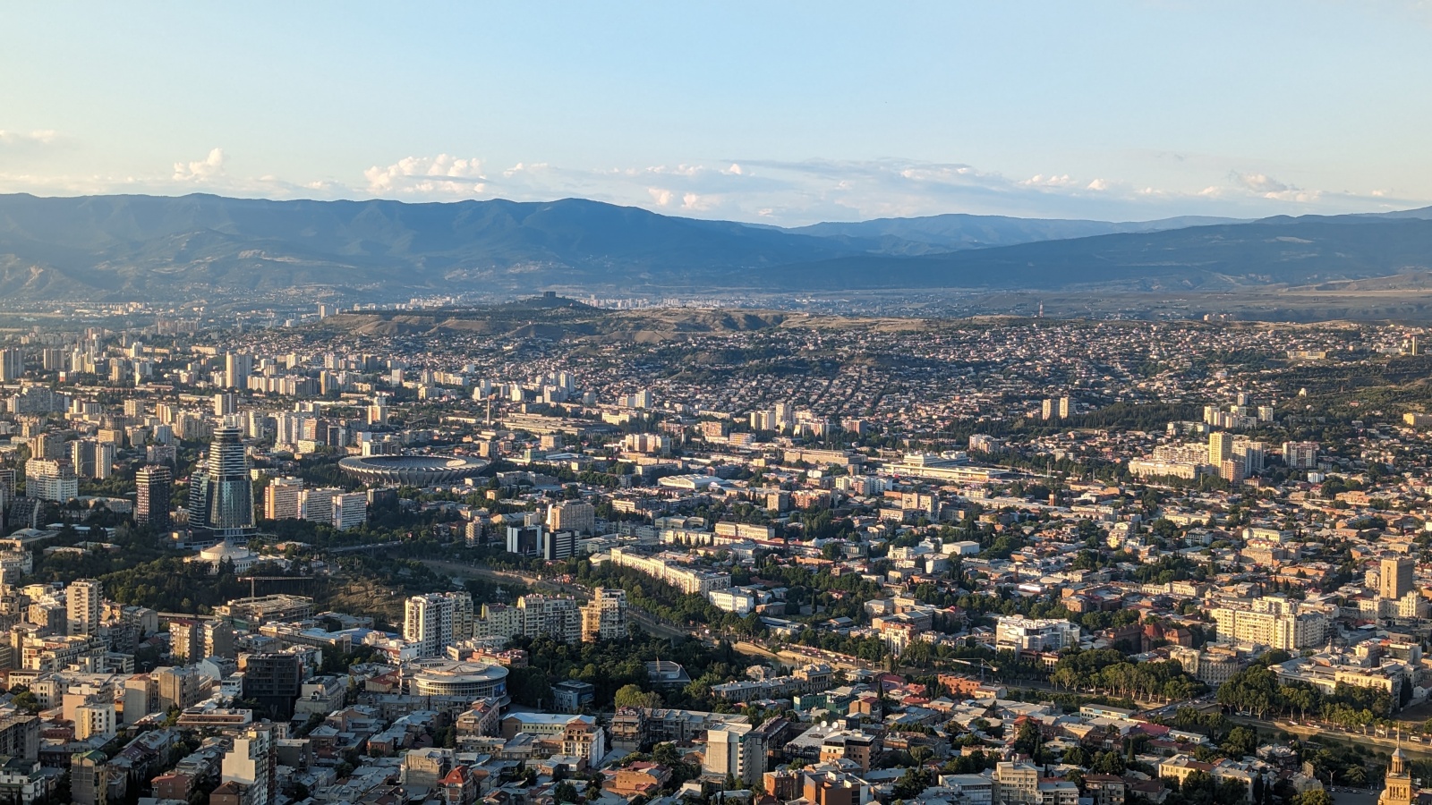 Вид на вечерний Тбилиси с горы Мтацминда