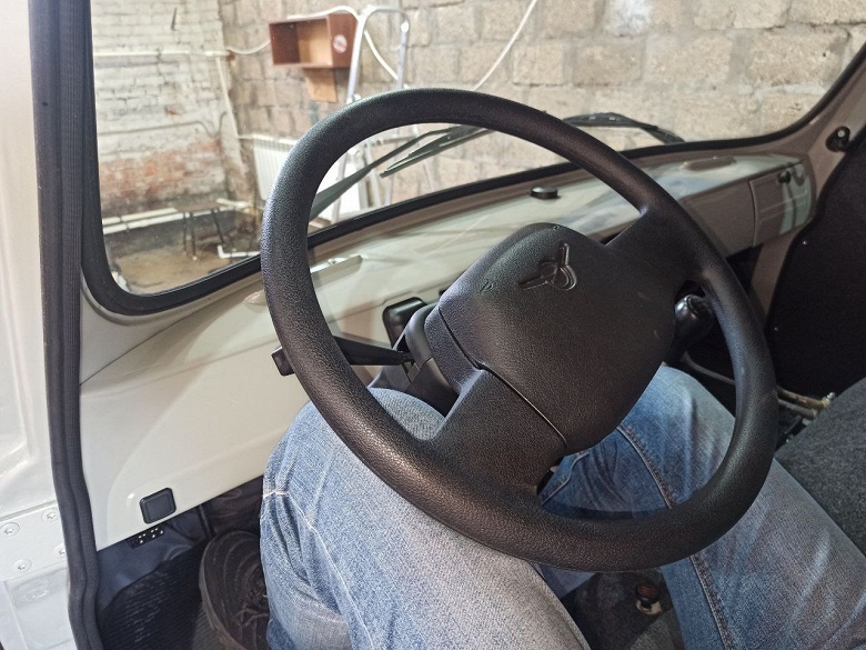 Пластиковый домкрат, шумный ГУР, тугой ручник, много ржавчины, мятые панели &mdash; это новая УАЗ &laquo;Буханка&raquo; 2024. &laquo;Автопоток&raquo; пишет, что качество сильно упало