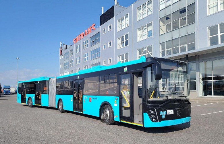 Первый носитель ЯМЗ-537 нового поколения и первая серийная &laquo;гармошка&raquo; после перезапуска производства. Первый ЛиАЗ-621365 доставлен дилеру