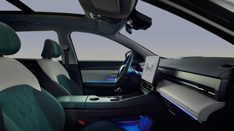 254-сильный мотор, 8-ступенчатый &laquo;автомат&raquo;, полный привод, 7 мест, 15-дюймовый экран, Apple CarPlay и Android Auto. Раскрыто оснащение кроссовера Soueast S09 от Chery для российского рынка