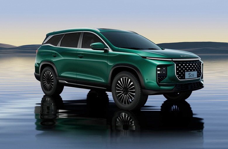 254-сильный мотор, 8-ступенчатый &laquo;автомат&raquo;, полный привод, 7 мест, 15-дюймовый экран, Apple CarPlay и Android Auto. Раскрыто оснащение кроссовера Soueast S09 от Chery для российского рынка