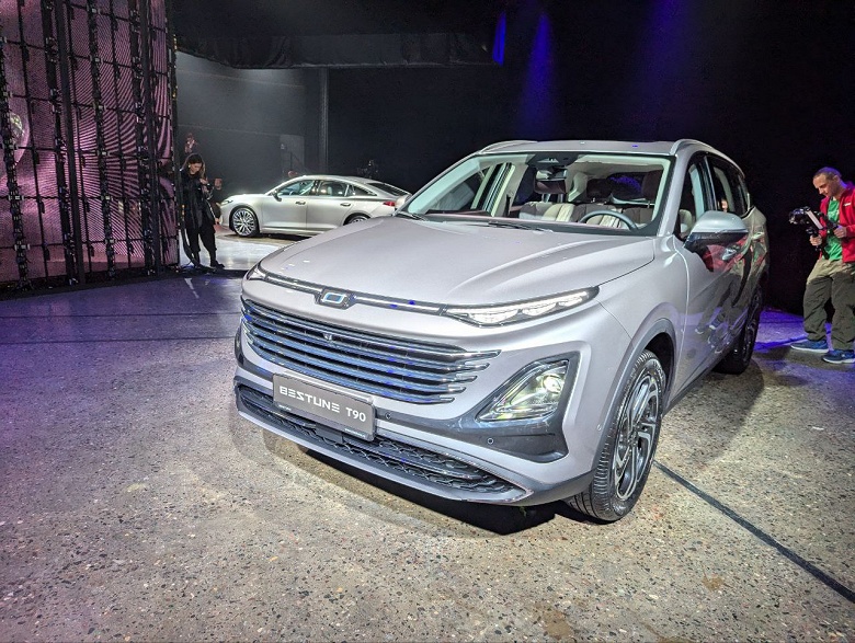 Аналог Nissan X-Trail за 2,78 млн рублей. В России представлен кроссовер FAW Bestune T90 &mdash; с 252-сильным мотором и 8-ступенчатым &laquo;автоматом&raquo; Aisin